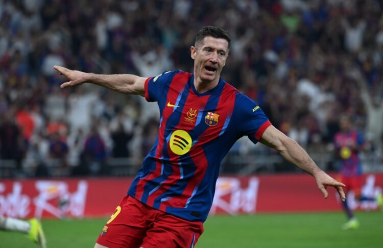 El delantero Robert Lewandowski se despide del FC Barcelona tras su último partido en el Camp Nou