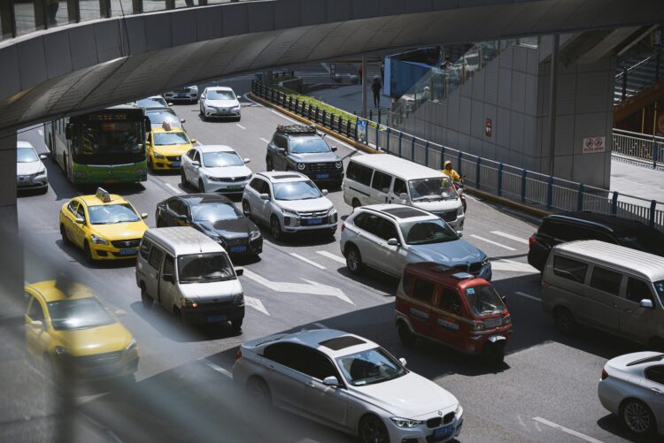 ¿Qué colores de autos tienen más accidentes? La ciencia explica el factor de visibilidad