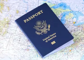 Departamento de Estado revoca pasaportes a padres deudores