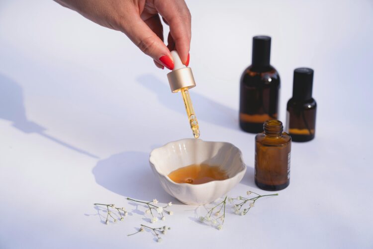 Cómo combinar ácido hialurónico y retinol para una piel luminosa y sin manchas
