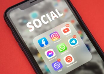 ¿Tan dañinas como el tabaco? La propuesta médica en Reino Unido para vigilar las redes sociales en menores