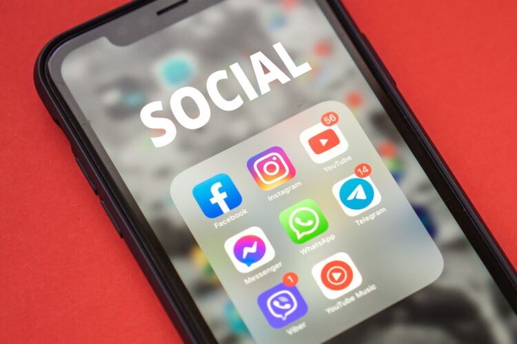 ¿Tan dañinas como el tabaco? La propuesta médica en Reino Unido para vigilar las redes sociales en menores