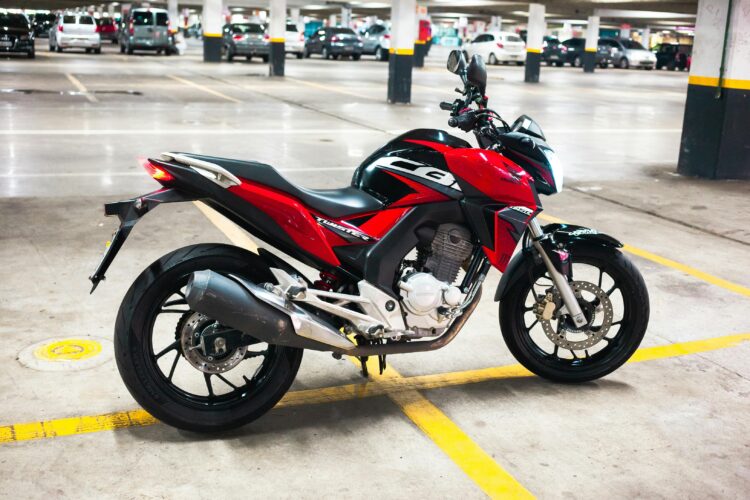 Cuatro hábitos comunes que están dañando tu moto sin que te des cuenta
