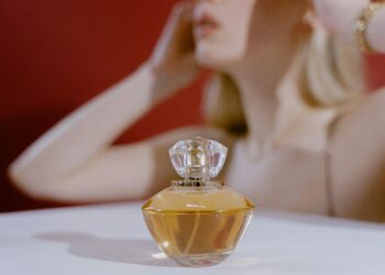 Cómo aplicar el perfume correctamente para que el aroma dure todo el día