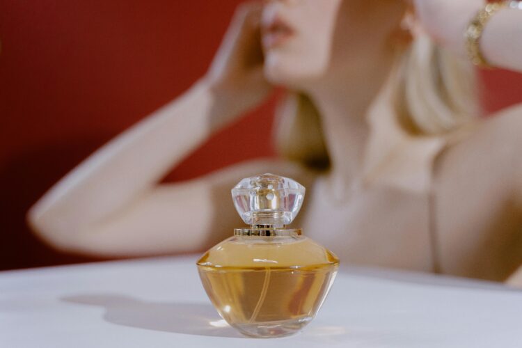Cómo aplicar el perfume correctamente para que el aroma dure todo el día