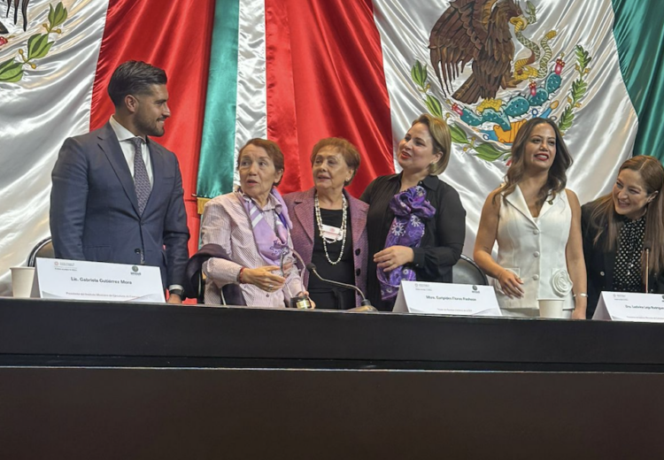 Reconocen trayectoria de la C.P.C. Rosa Velia Vázquez Sáenz