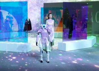 Desfile de moda futurista en Corea del Sur con robots humanoides