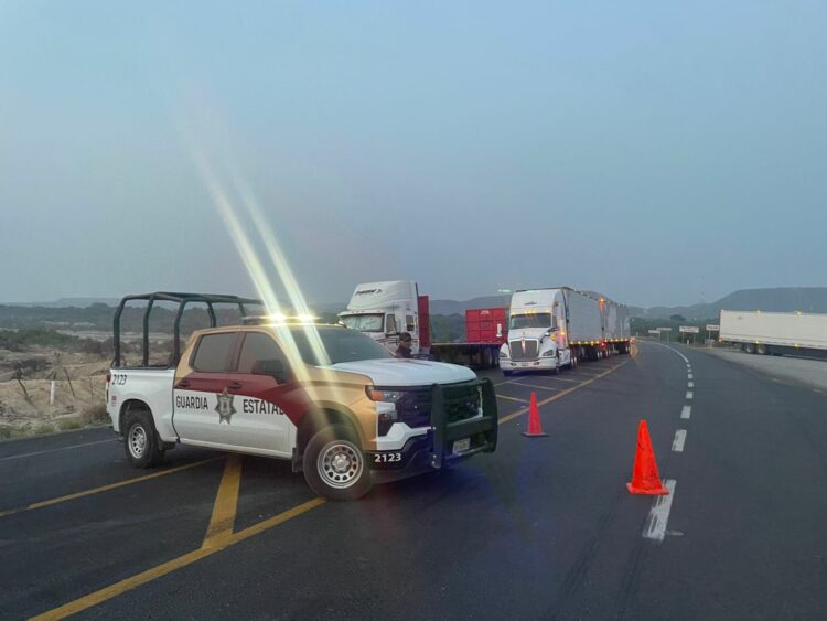 Carretera Rumbo Nuevo sigue bloqueada tras accidente
