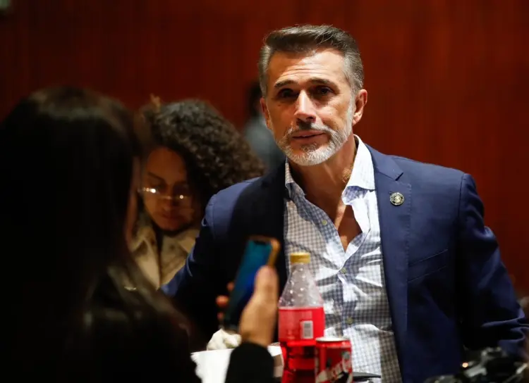 Sergio Mayer renuncia de forma irrevocable a Morena