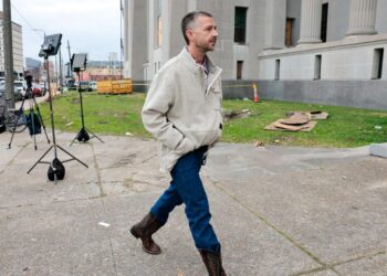 Shia LaBeouf enfrenta tres cargos por agresión tras altercado en el Mardi Gras de Nueva Orleans
