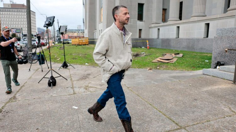 Shia LaBeouf enfrenta tres cargos por agresión tras altercado en el Mardi Gras de Nueva Orleans