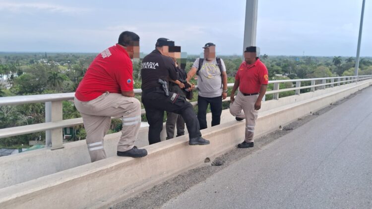 Guardia Estatal evita suicidio en puente de Tampico
