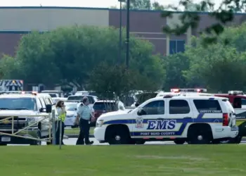 Buscan a dos sospechosos por ataques en Texas