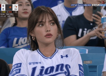 El peligro oculto de los videos virales de IA que te ponen en la tribuna de un estadio