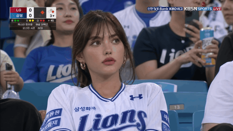 El peligro oculto de los videos virales de IA que te ponen en la tribuna de un estadio