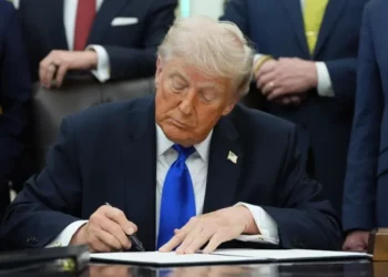 Trump firma orden para crear portal de jubilación