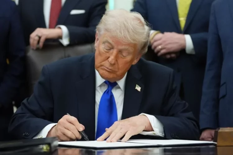 Trump firma orden para crear portal de jubilación