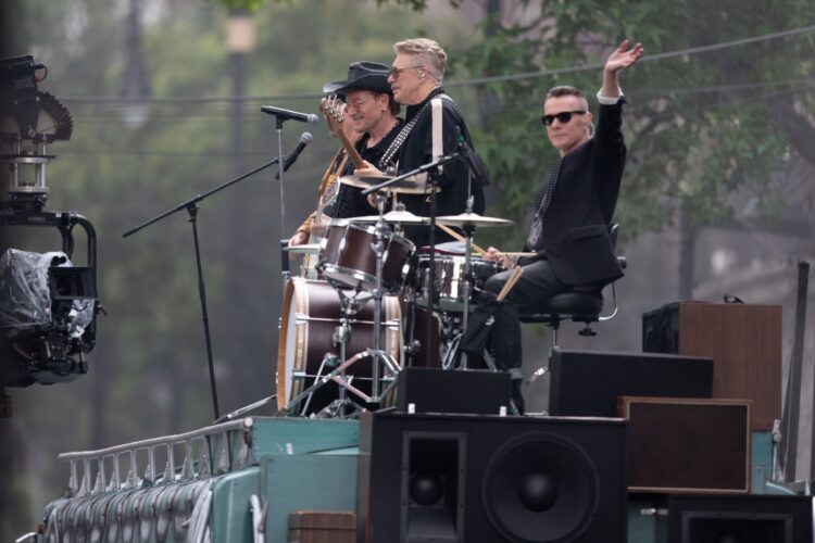 U2 graba video musical en el Centro Histórico de la Ciudad de México ante decenas de seguidores