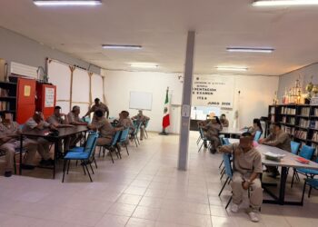 Reciben internos educación básica