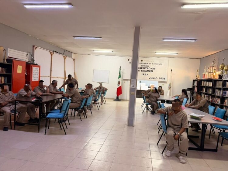Reciben internos educación básica