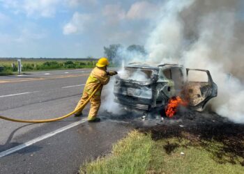 Se incendia vehículo en carretera a Matamoros