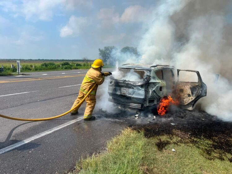 Se incendia vehículo en carretera a Matamoros