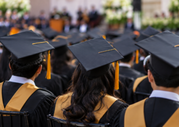 Graduaciones generarán 15 mil 300 millones y beneficiarán a 3.6 millones de negocios familiares