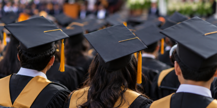 Graduaciones generarán 15 mil 300 millones y beneficiarán a 3.6 millones de negocios familiares