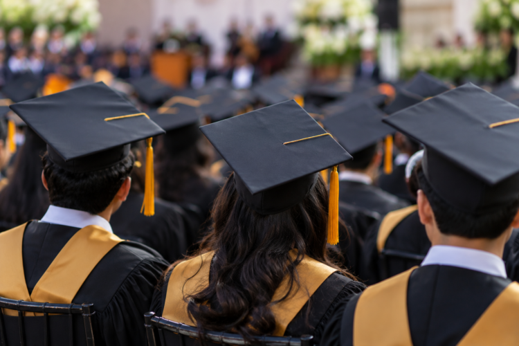 Graduaciones generarán 15 mil 300 millones y beneficiarán a 3.6 millones de negocios familiares
