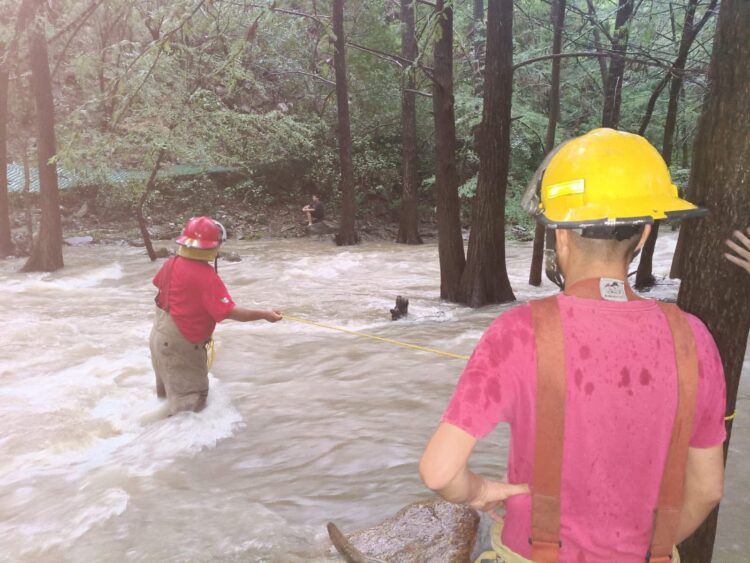 Bomberos salvan a menor atrapado en corriente del arroyo Los Troncones en Victoria