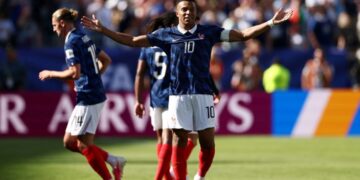Francia supera 3-1 a Senegal con doblete récord de Kylian Mbappé