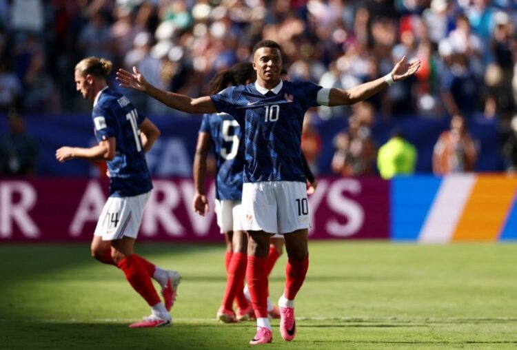 Francia supera 3-1 a Senegal con doblete récord de Kylian Mbappé