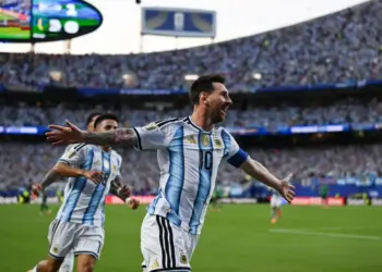 Argentina goleó a Argelia con triplete de Messi quien lloró su primer tanto