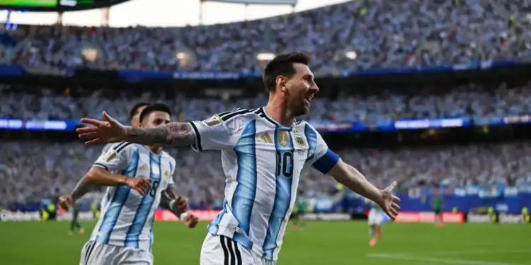 Argentina goleó a Argelia con triplete de Messi quien lloró su primer tanto