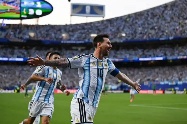Argentina goleó a Argelia con triplete de Messi quien lloró su primer tanto