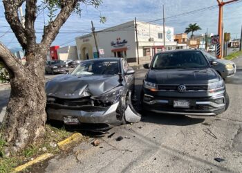Cuantiosos daños en choque vehicular en calles 16 y Sierra de Casas de Victoria