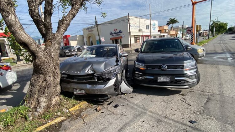 Cuantiosos daños en choque vehicular en calles 16 y Sierra de Casas de Victoria