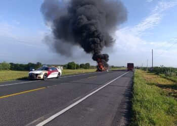 Se incendia un tractocamión en la carretera Cd. Victoria-Tampico