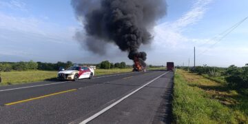 Se incendia un tractocamión en la carretera Cd. Victoria-Tampico
