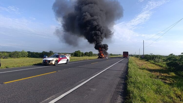 Se incendia un tractocamión en la carretera Cd. Victoria-Tampico