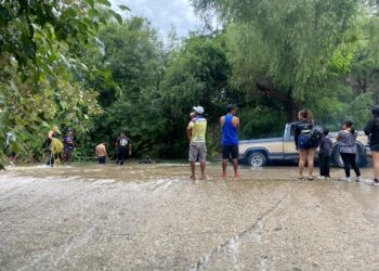 Rescatan a personas atrapadas por crecimiento de río en Ejido La Libertad de Victoria