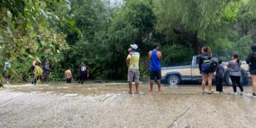Rescatan a personas atrapadas por crecimiento de río en Ejido La Libertad de Victoria