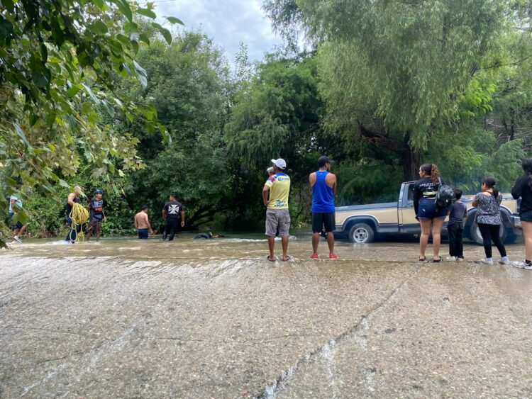 Rescatan a personas atrapadas por crecimiento de río en Ejido La Libertad de Victoria