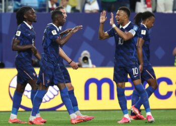 Bajo tormenta Francia golea 3-0 a Irak con doblete de Mbappé