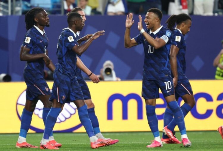 Bajo tormenta Francia golea 3-0 a Irak con doblete de Mbappé