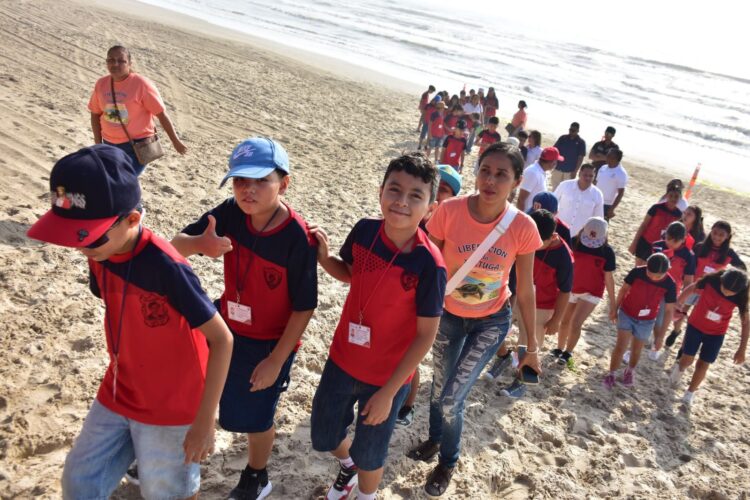 Niños de Güémez liberan crías de tortuga lora en playas de Soto la Marina