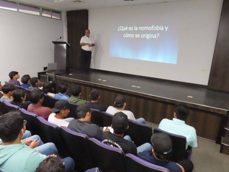 Imparten a estudiantes de la Universidad Politécnica conferencia sobre adicción al teléfono celular