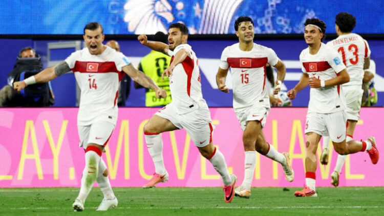 Turquía vence 3-2 a Estados Unidos con un gol agónico de Kaan Ayhan 