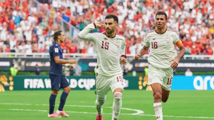 España gana 1-0 a Uruguay en tenso partido y lo manda a casa