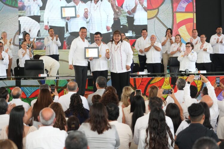 En homenaje solemne reconoce la UAT trayectoria de 215 maestros universitarios